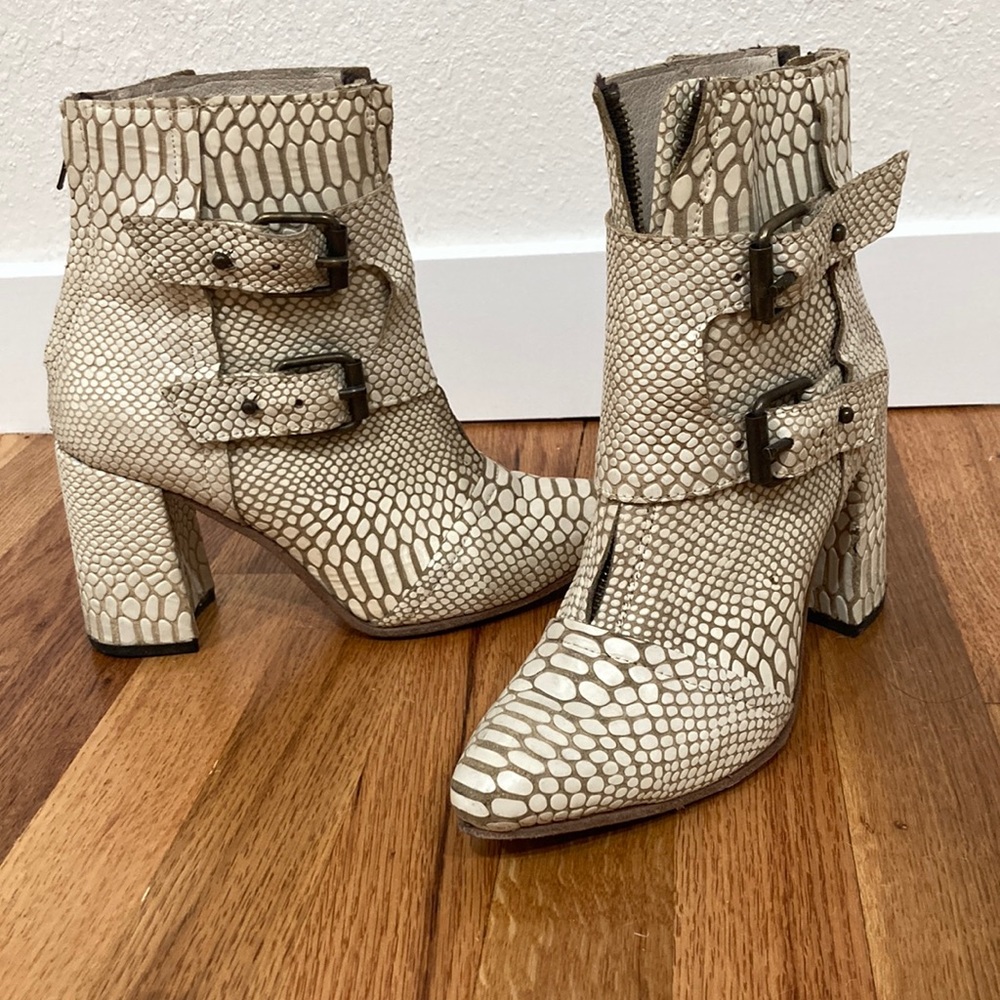 Freebird Joey Ankle Booties - like new!